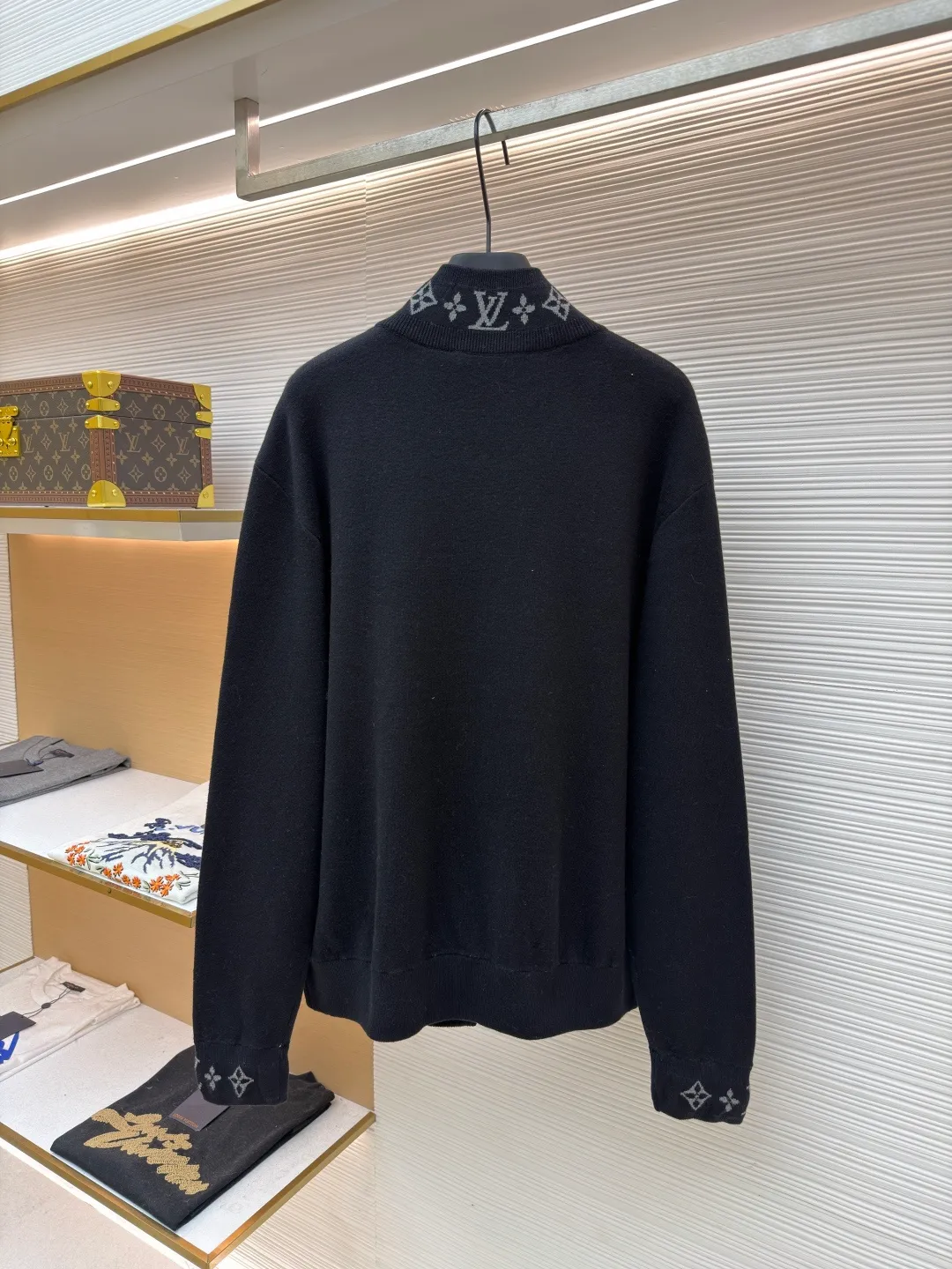 LOUIS VUITTON Wool knitted printed stand collar long sleeves ●Original version: Purchased and developed by 15953 ●Item number: 1681976-C05 ●Fabric: wool blended fabric ●Technology: knitting ●Color: black ●Version: fitted version ●Weight: about 670 grams ●Size: S-M-L-XL ●Description: Made of selected wool blended fabric, it feels soft and delicate and has good warmth retention. After special washing process, it presents a unique aged texture and soft color. The three-dimensional tailoring fits the body shape, and the stand-up collar design with smooth zipper closure makes it neat and stylish to wear. The collar and cuffs are decorated with the brand's iconic Monogram jacquard pattern, with exquisite details that highlight the brand's identity. The body of the garment adopts flat-turn open-stitching technology, the stitches are even and flat, and the lines are clear and smooth. The pockets on both sides are designed to be practical and beautiful, and the edges are reinforced to ensure durability. The ribbed design on the hem and cuffs is both windproof and warm and can modify your figure. The entire jacket embodies Louis Vuitton's ultimate pursuit of quality and craftsmanship from fabric selection, tailoring to detail processing. It not only retains the elegant style of classic items, but also incorporates modern design language, making it suitable for various occasions and showing a low-key and luxurious fashion attitude. The overall wiring is straight and delicate, the fabric is comfortable and soft, and the color is consistent without color difference. It can be matched with the same style to create a fashionable look and control various occasions. Customized accessories, complete with three standards, same style for men and women!